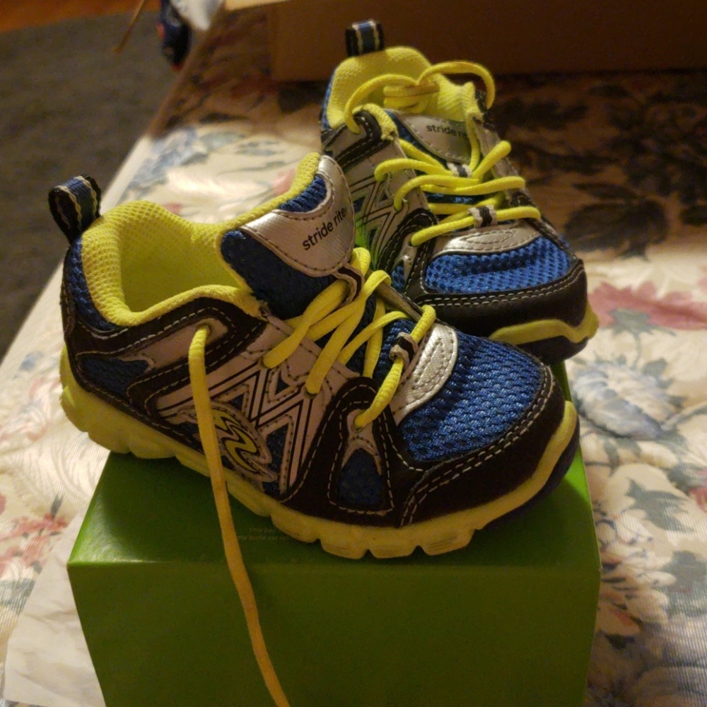 Toddler Boys size 7 Wide Sneaker Stride Rite